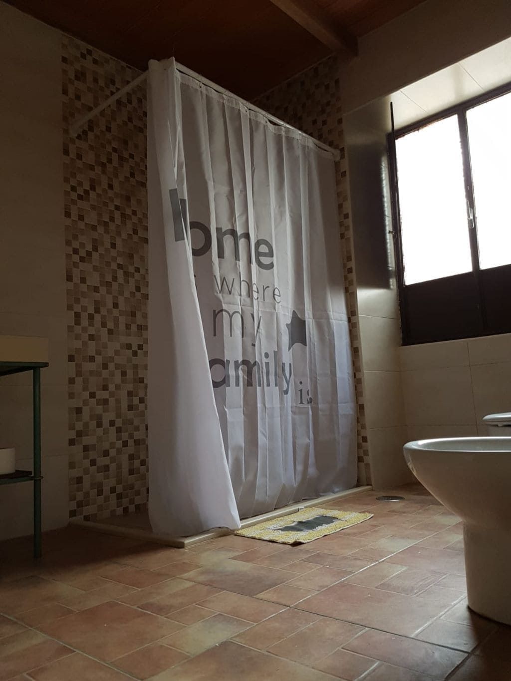 Baño con cortina de ducha que dice 