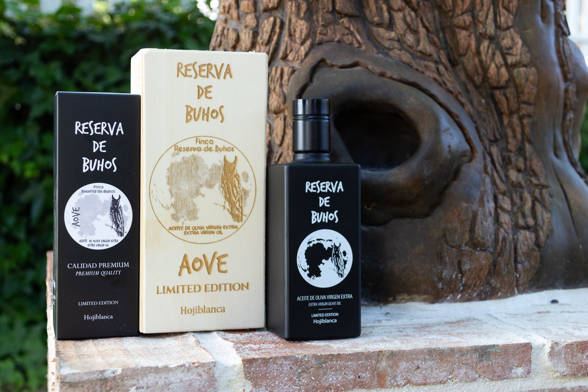 Una botella de aove está junto a una caja