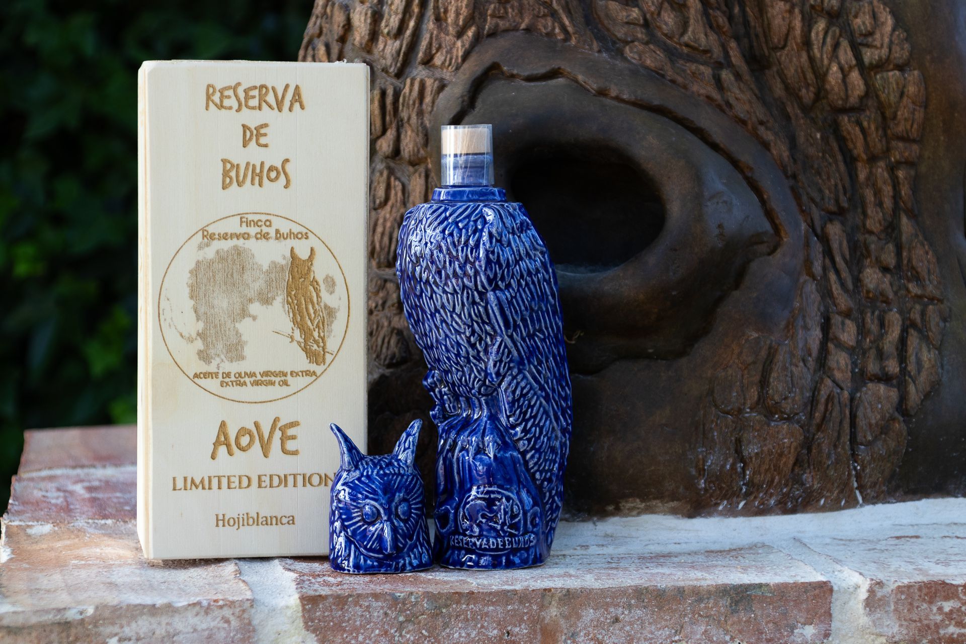 Una botella de reserva de bumos se encuentra junto a una caja