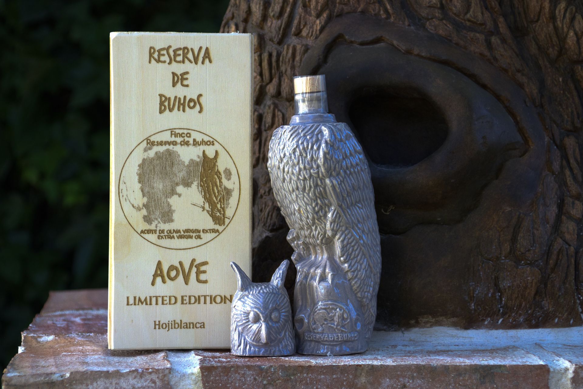 Una botella de Reserva de Buños se encuentra junto a una caja.