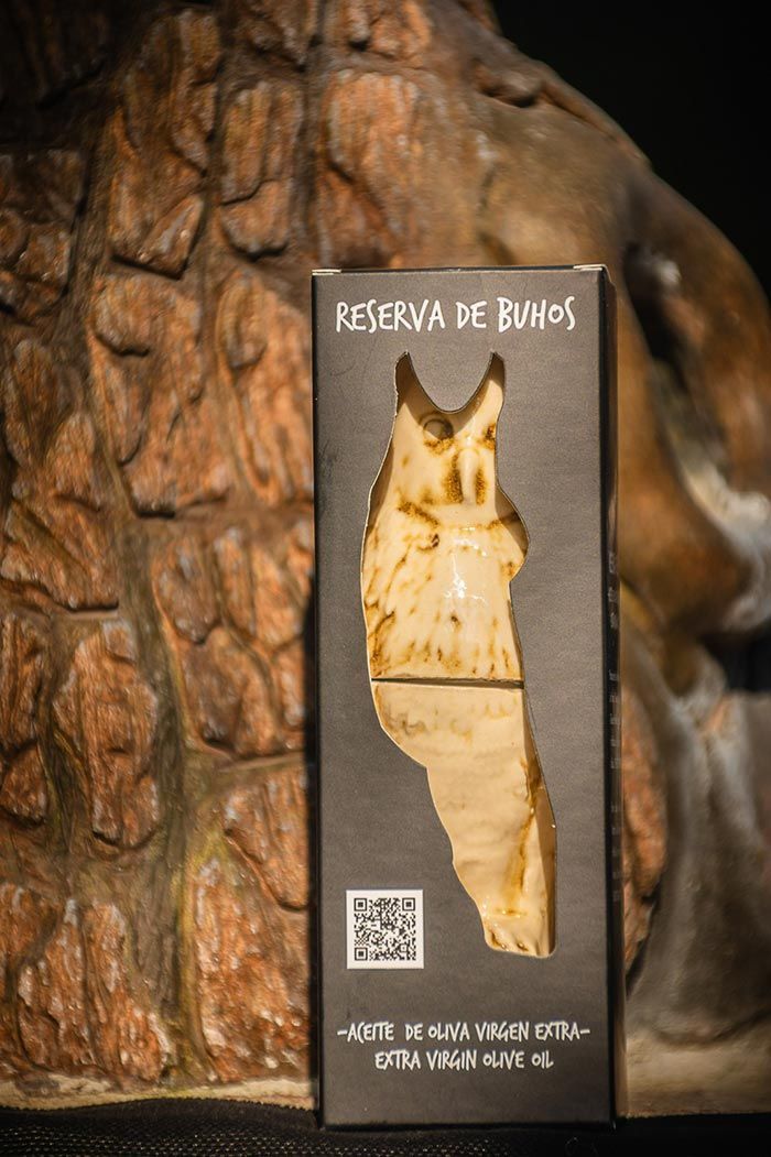 Una caja de producto vertical de color negro con la etiqueta