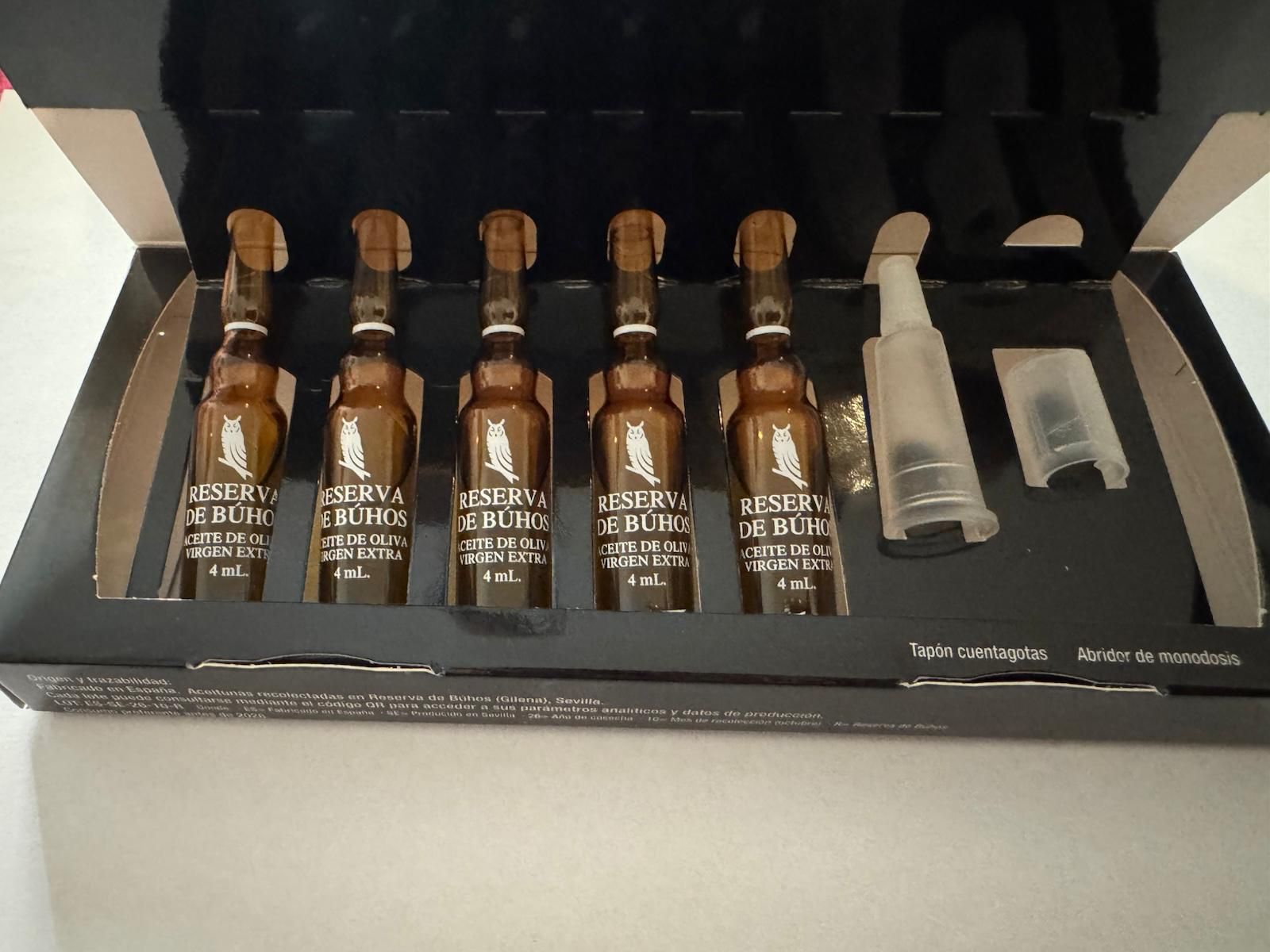 Varios frascos ámbar de medicamentos y dos jeringas en un estuche negro