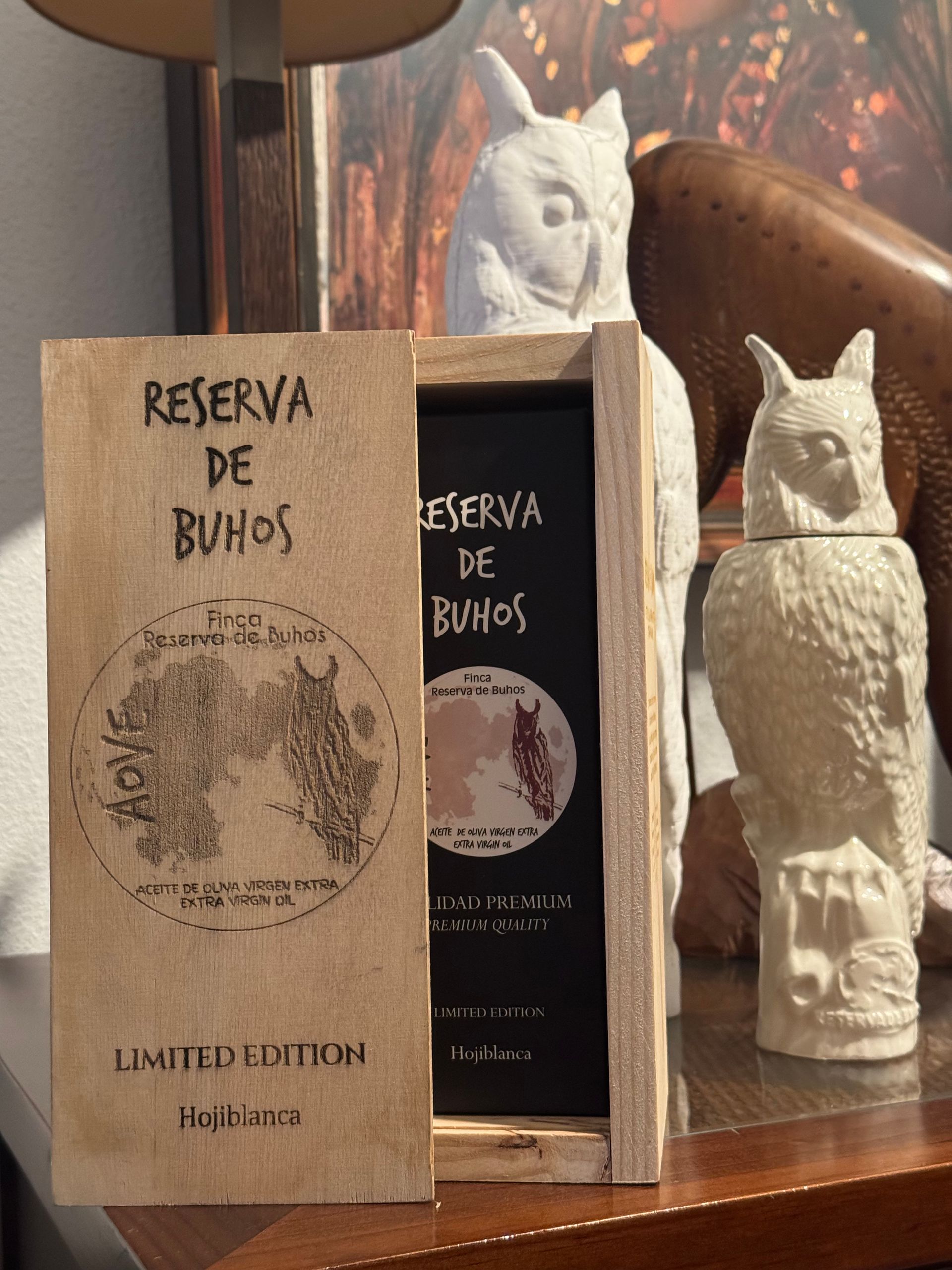 Una botella de reserva de buhos se encuentra junto a una caja