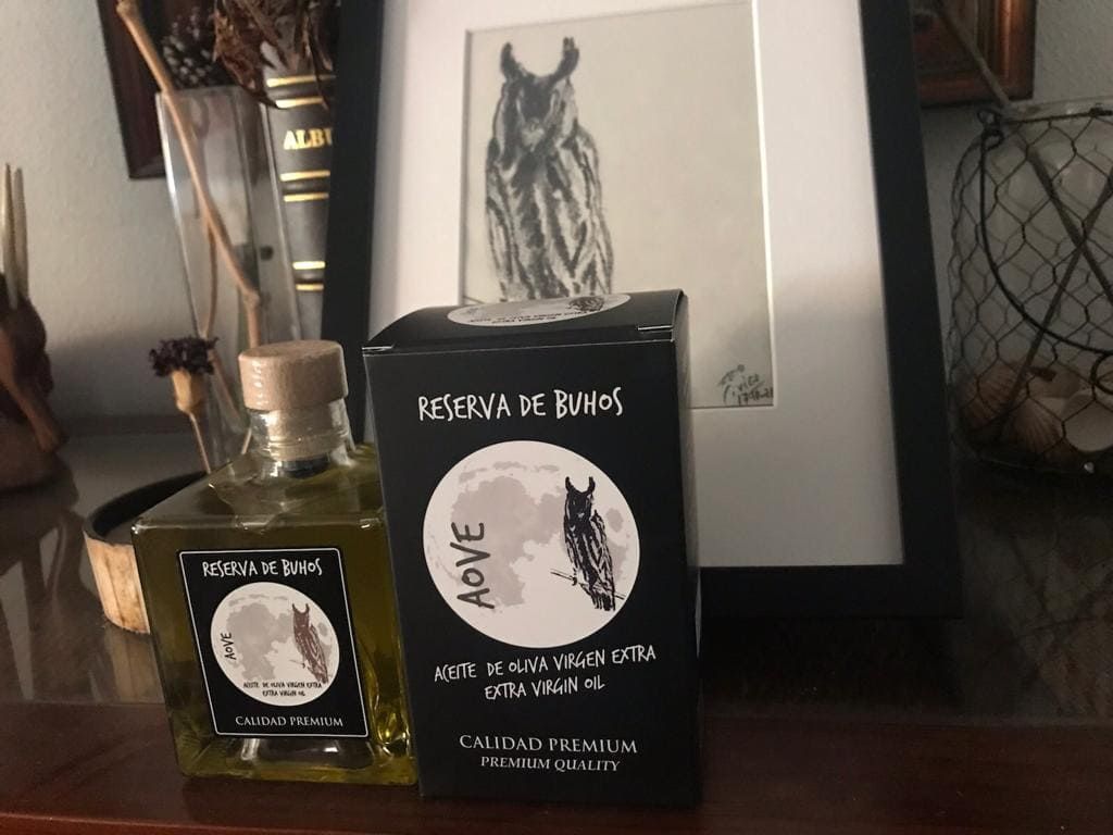 Un frasco de perfume al lado de una caja que dice aove