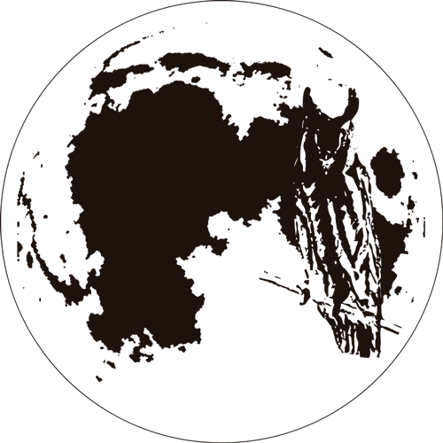 Vista aérea de un edificio blanco con cocheras, autos estacionados, árboles y un camino de tierra en un entorno rural seco.