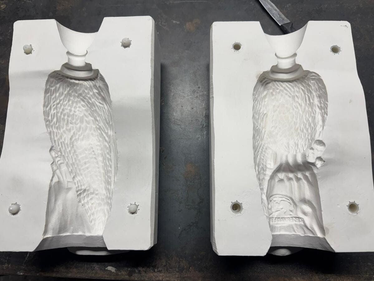 Dos piezas de metal con la imagen de un hombre en ellas