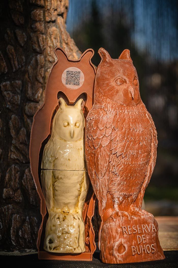 Al abrir un molde de cerámica con forma de búho, se reveló en su interior una figurita de búho lisa de color crema, colocada sobre el tronco de un árbol.