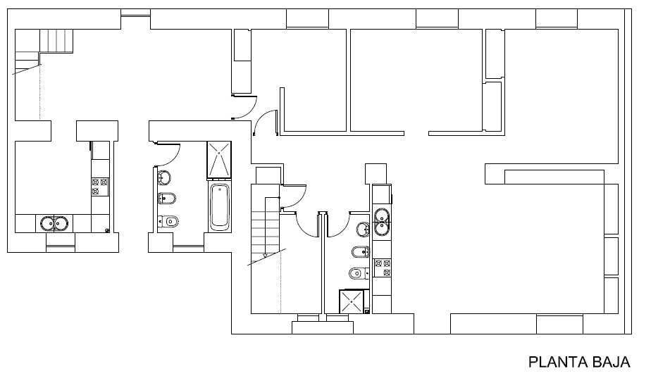 Plano de planta de un edificio con varias habitaciones y escaleras, denominado 