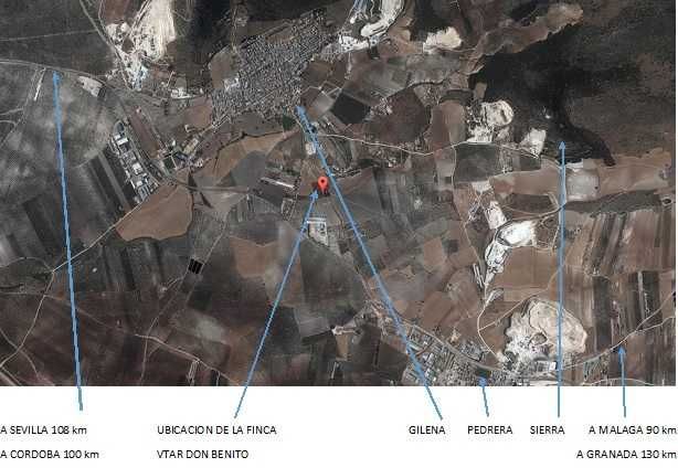 Vista satelital de una ciudad en un paisaje rural, con indicaciones etiquetadas a ciudades cercanas.