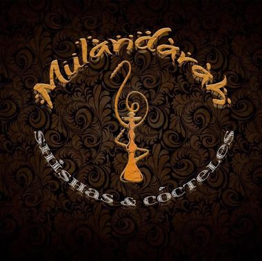 Logotipo para Mulandaria, un sal&oacute;n de hookah, con silueta de hookah y texto "Shishas & C&oacute;cteles".
