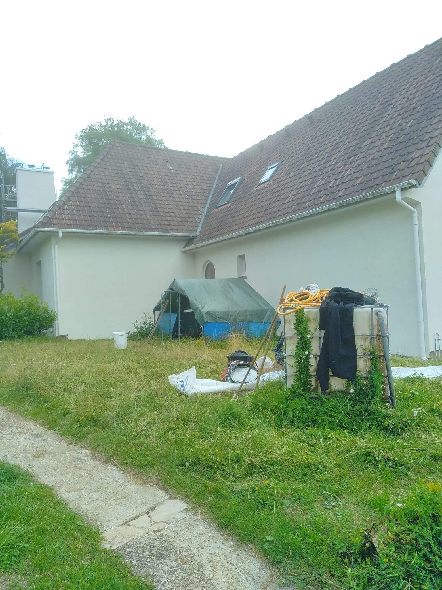 Église au toit de tuiles brunes et à l'avant-coureur gazonné.