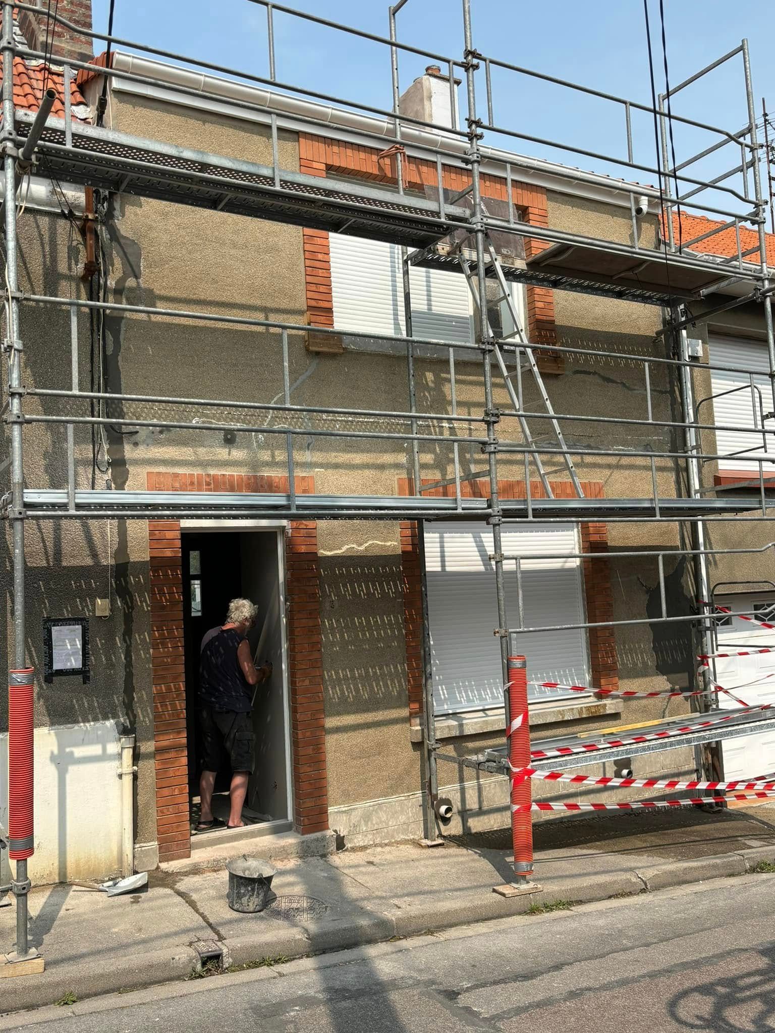 Façade d'immeuble avec échafaudages ; personne dans l'embrasure d'une porte. Briques rouges apparentes, fenêtres condamnées, scène de rue.