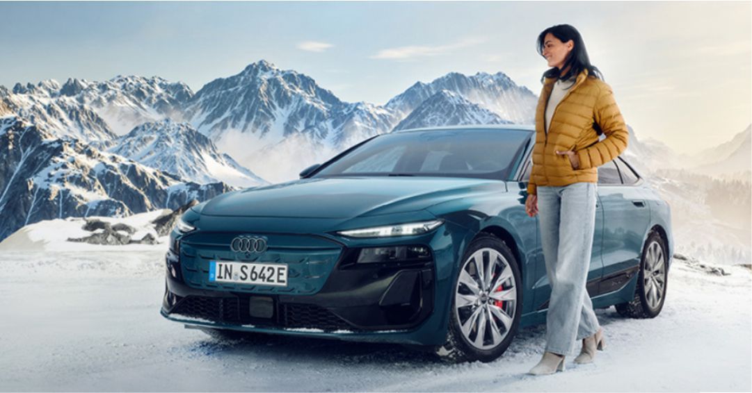 Blauer Audi in Schneelanschaft