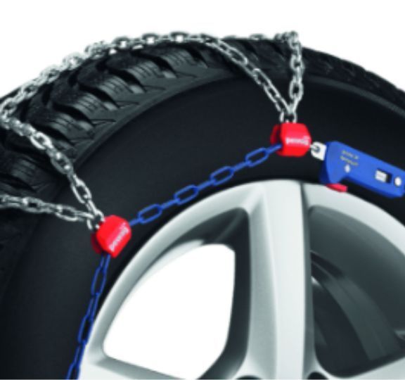 Reifen mit aufgezogenen Schneeketten