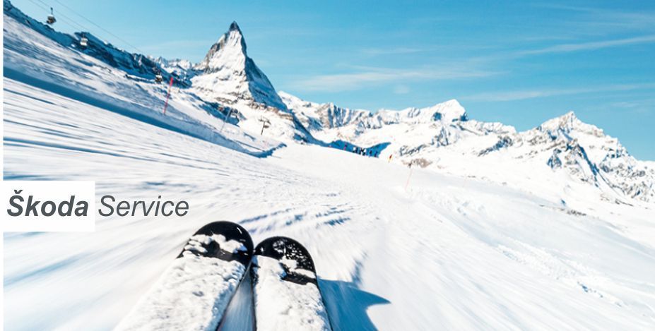 Blick auf Skier, die eine Piste runter fahren