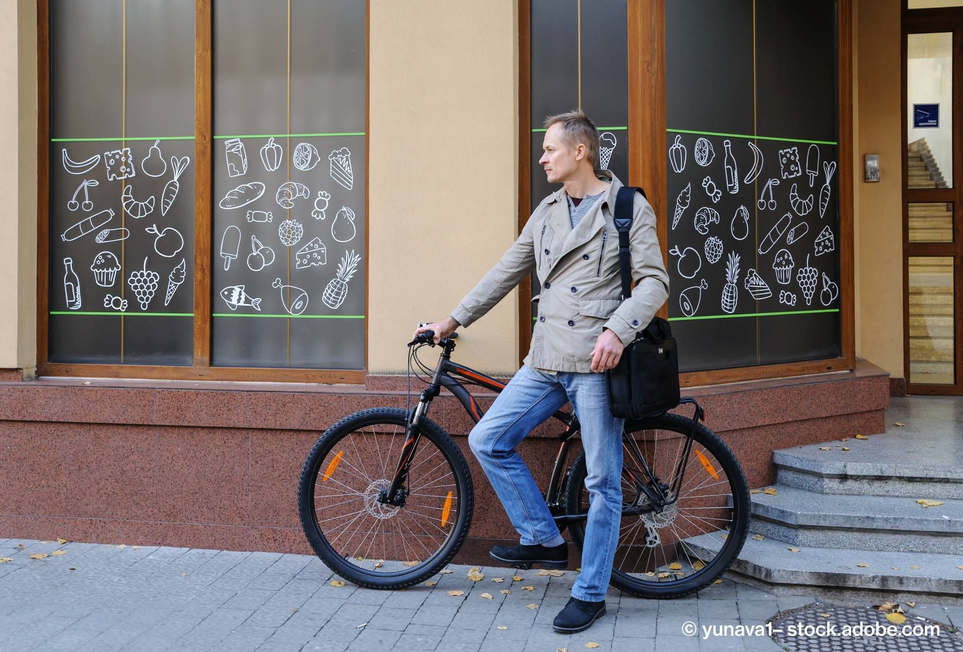 Junger Mann beim Einkauf mit dem Fahrrad