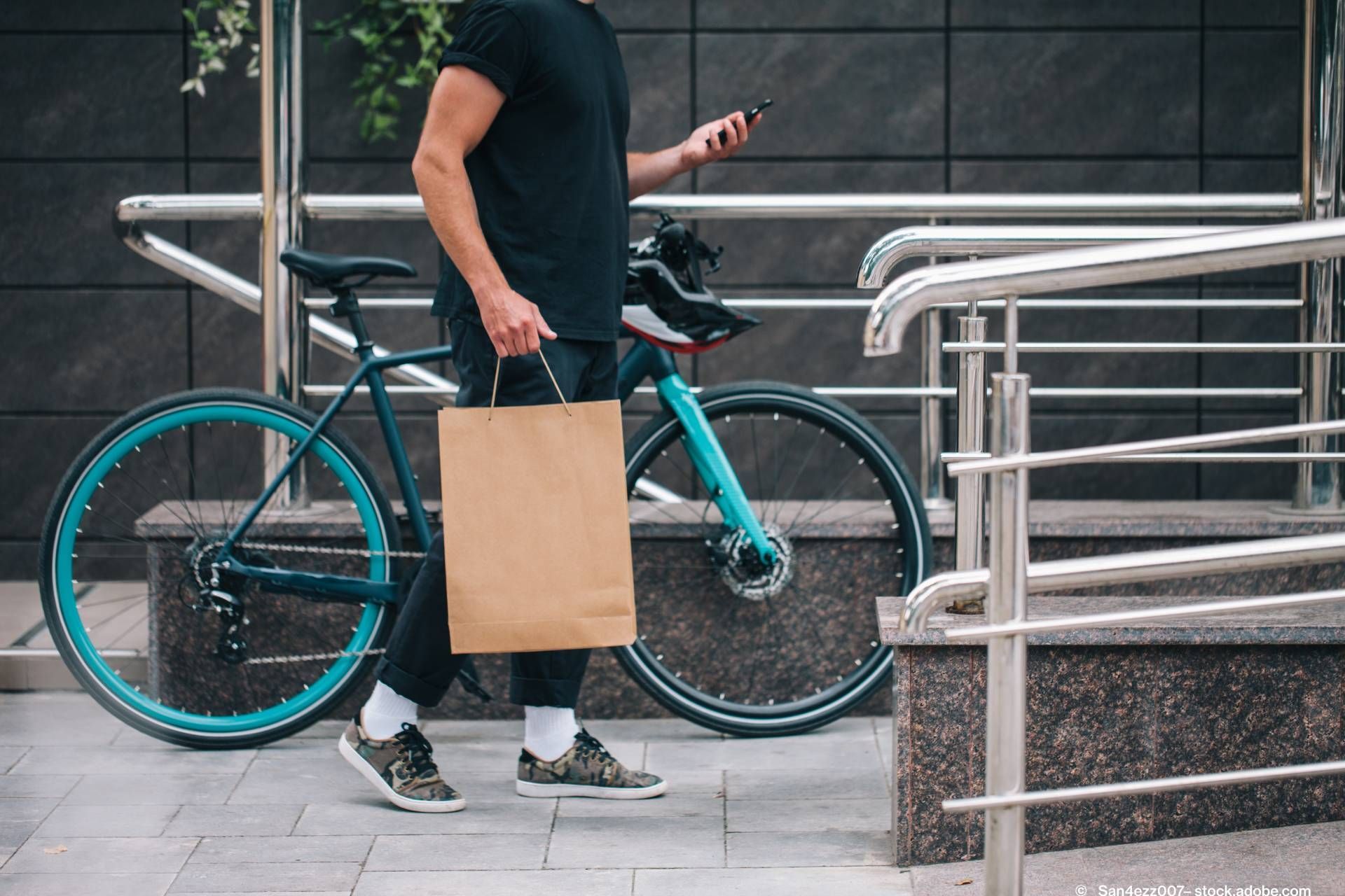 Junger Mann beim E-Bike Einkauf