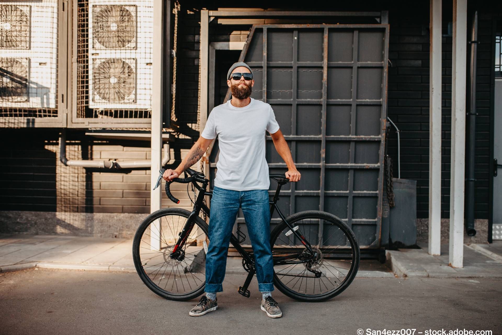 Junger Mann mit einem E-Bike