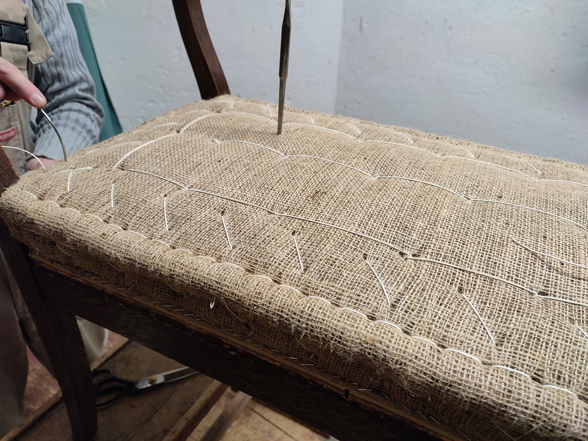 Mit Jute bezogenes Kissen oder Matratze mit einer senkrecht nach oben ragenden Stange, für den Innenbereich
