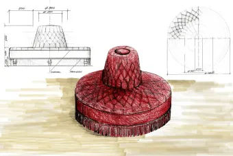 Zwei Holzstühle mit zerrissenen, beschädigten Sitzflächen auf einem Kopfsteinpflaster, einer der Stühle wird von einer Lupe hervorgehoben.
