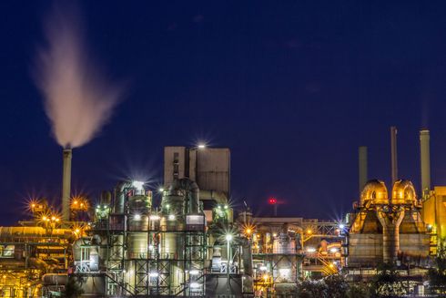 Ein Mann in einem Schutzhelm schaut auf einen Bildschirm Ein Mann in einem Schutzhelm schaut auf einen Bildschirm