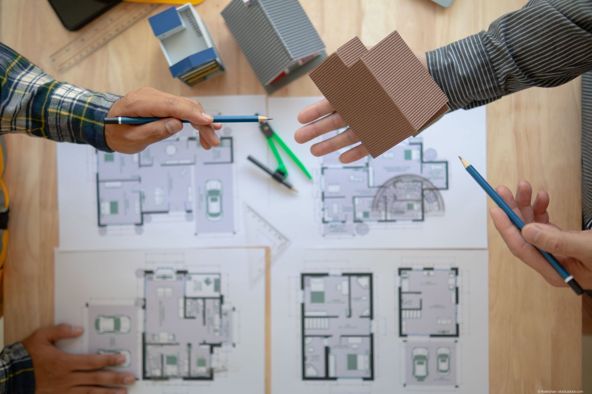 Ein Mann hält eine Tablette mit einer Solarpanel-Aufzeichnung darauf Ein Mann hält eine Tablette mit einer Solarpanel-Aufzeichnung darauf