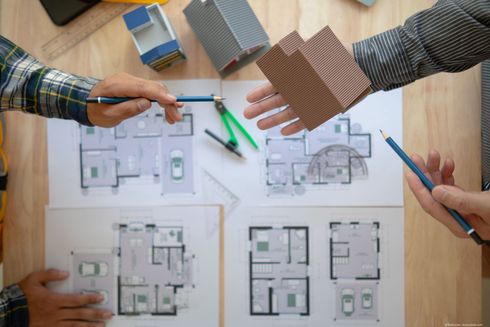 Ein Mann hält eine Tablette mit einer Solarpanel-Aufzeichnung darauf Ein Mann hält eine Tablette mit einer Solarpanel-Aufzeichnung darauf