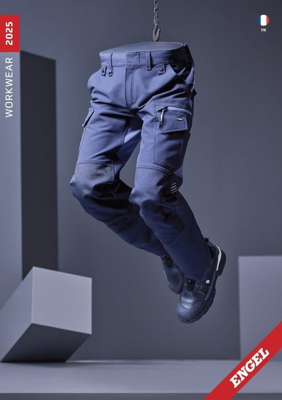 Pantalon et bottes de travail bleus suspendus dans les airs sur fond gris. Inscriptions « Workwear 2025 » et « Engel ».