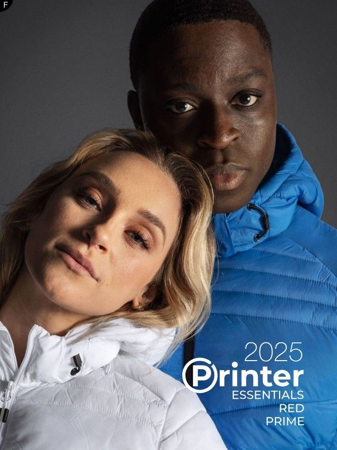 Un homme et une femme en doudounes, posant côte à côte. Doudounes bleues et blanches. Identité visuelle Printer Essentials 2025.