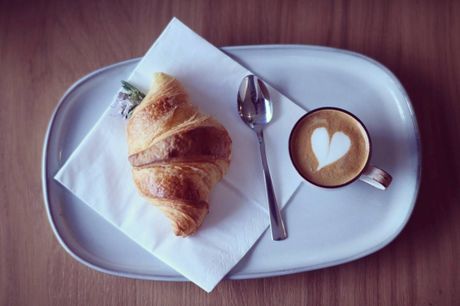 Croissant und Café