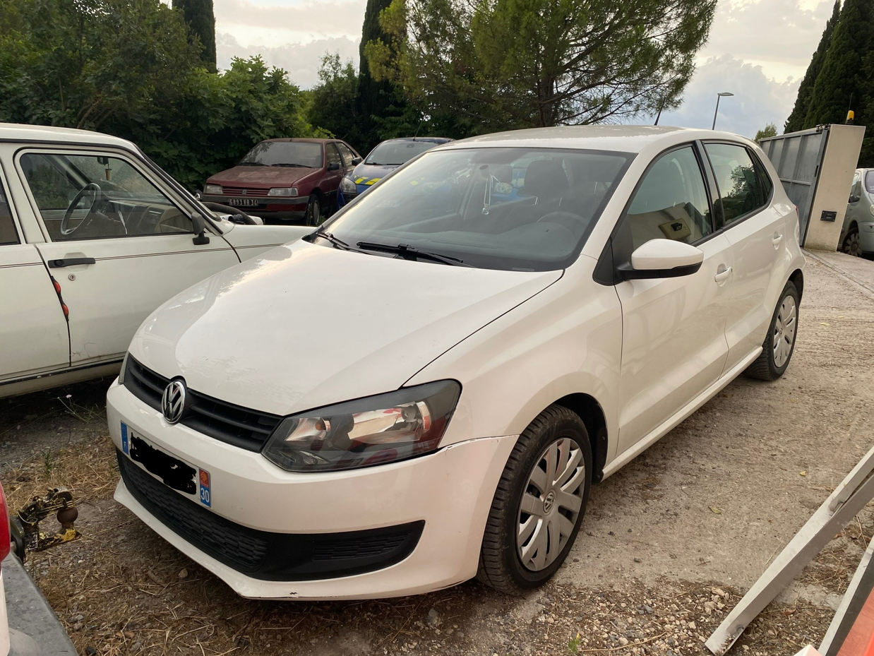 Voiture blanche devant le garage