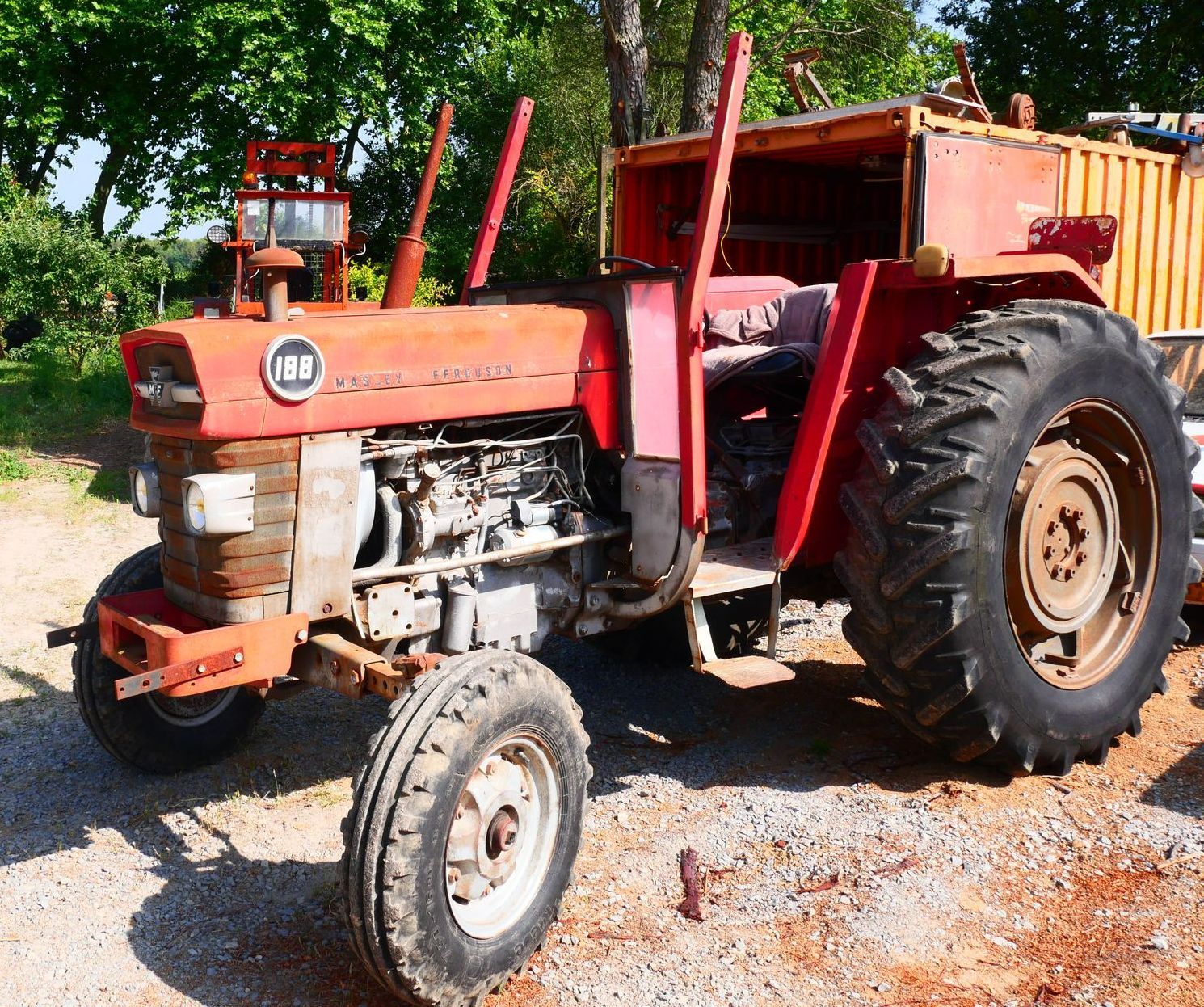 Tracteur en réparation
