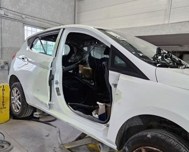 Voiture à la porte arrachée