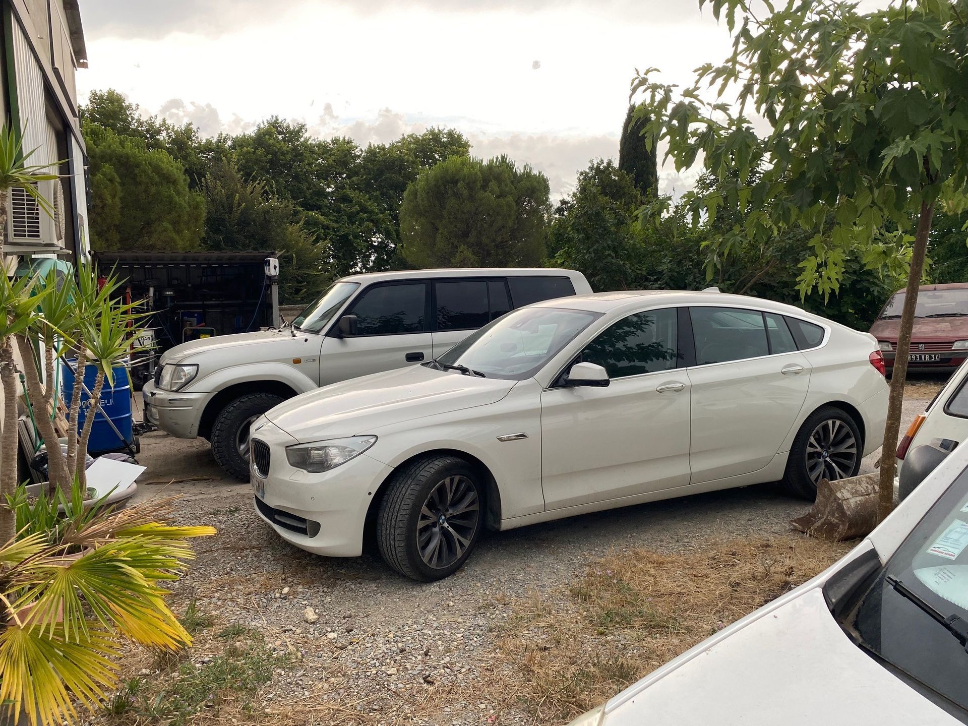 Voitures blanches devant le garage