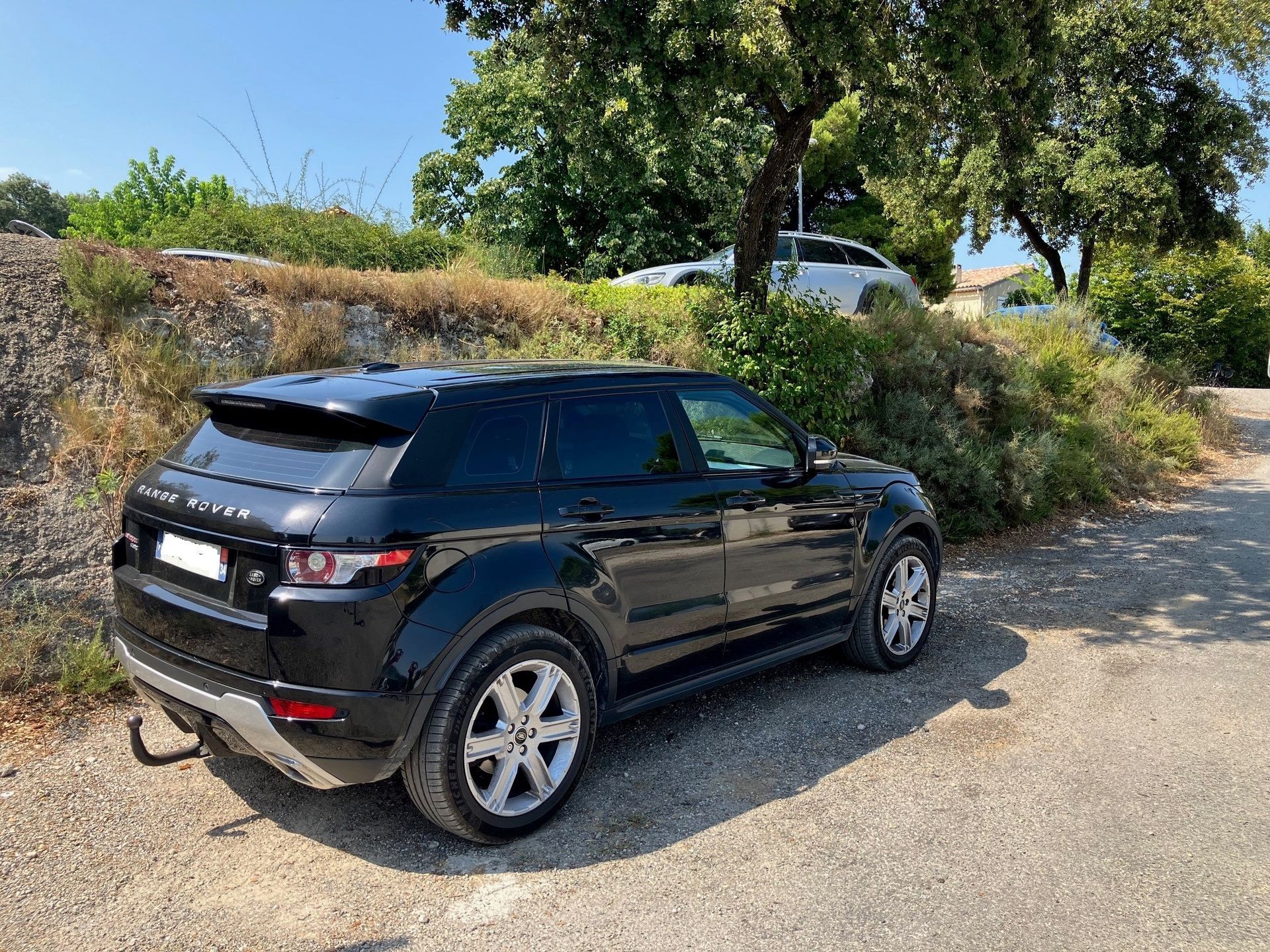 Land Rover devant le garage
