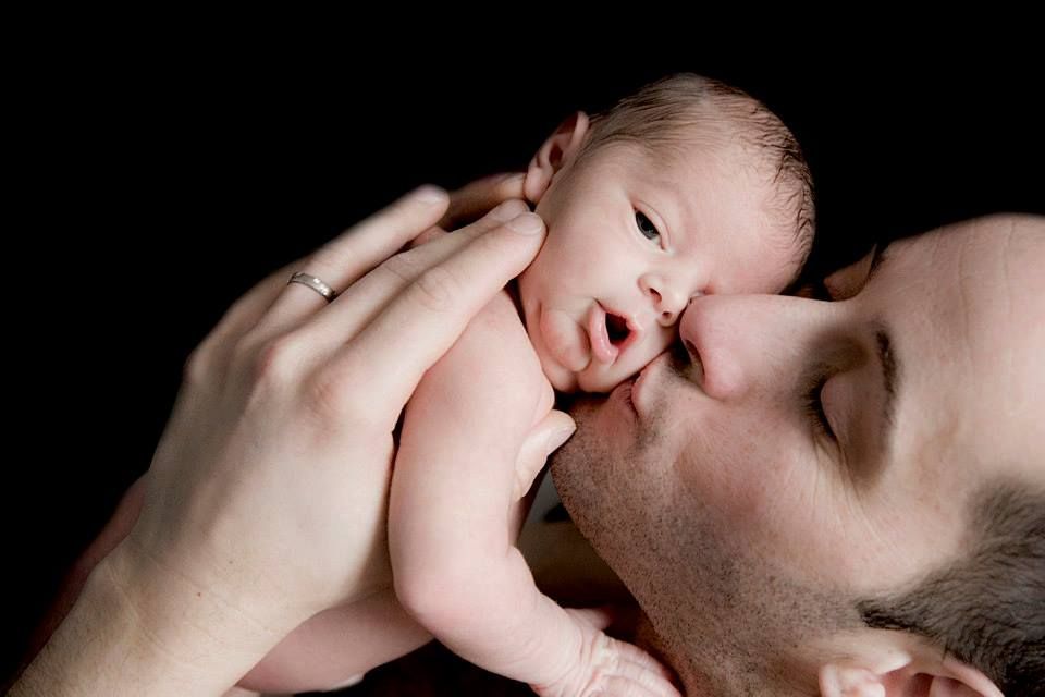 Photo de naissance, un père et son bébé - Nathalie Coevoet