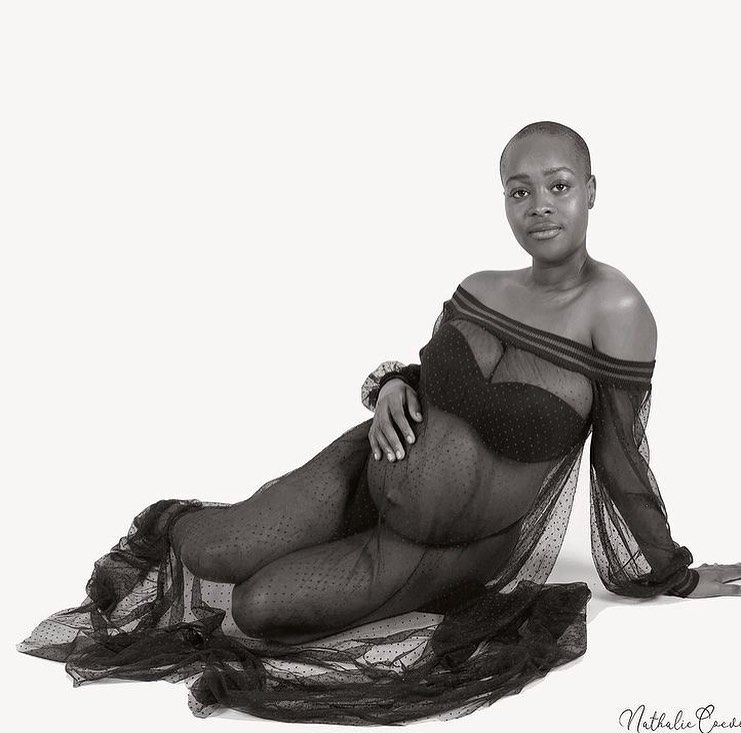 Portrait en noir et blanc d'une femme enceinte - Nathalie Coevoet