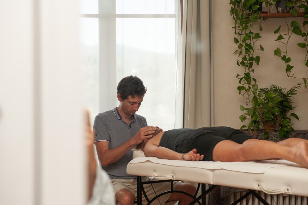 Séance photo du coach en santé et préparateur physique en plein massage - Nathalie Coevoet