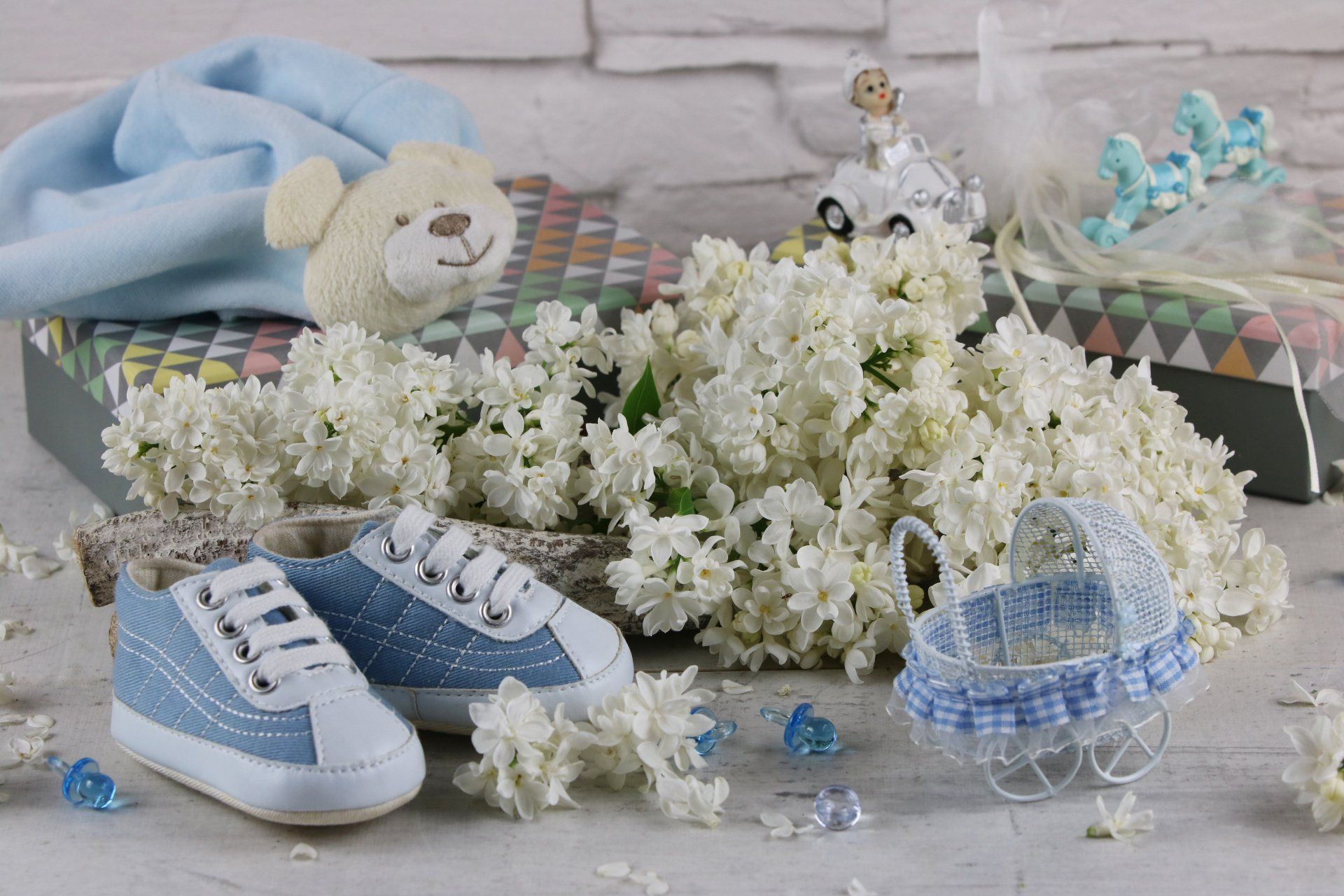 Chaussures d'enfants et fleurs blanches