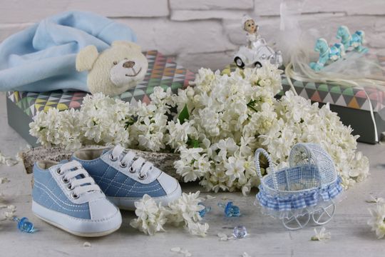 Chaussures d'enfants et fleurs blanches