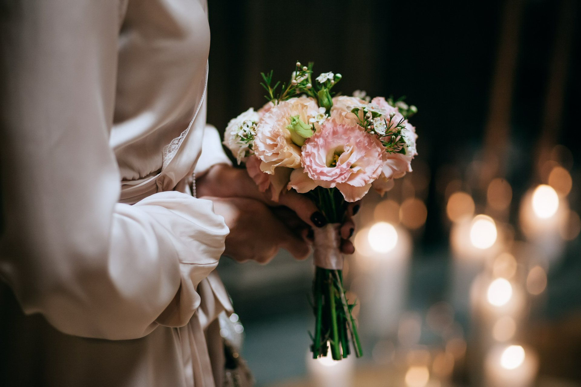 Un bouquet de fleurs dans les mains d'une mariée