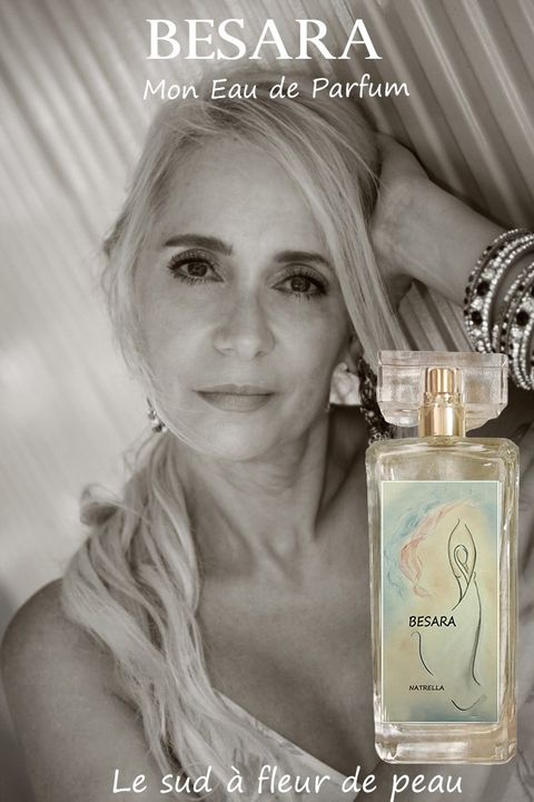 Photo en noir et blanc d'une femme avec les parfums Besara