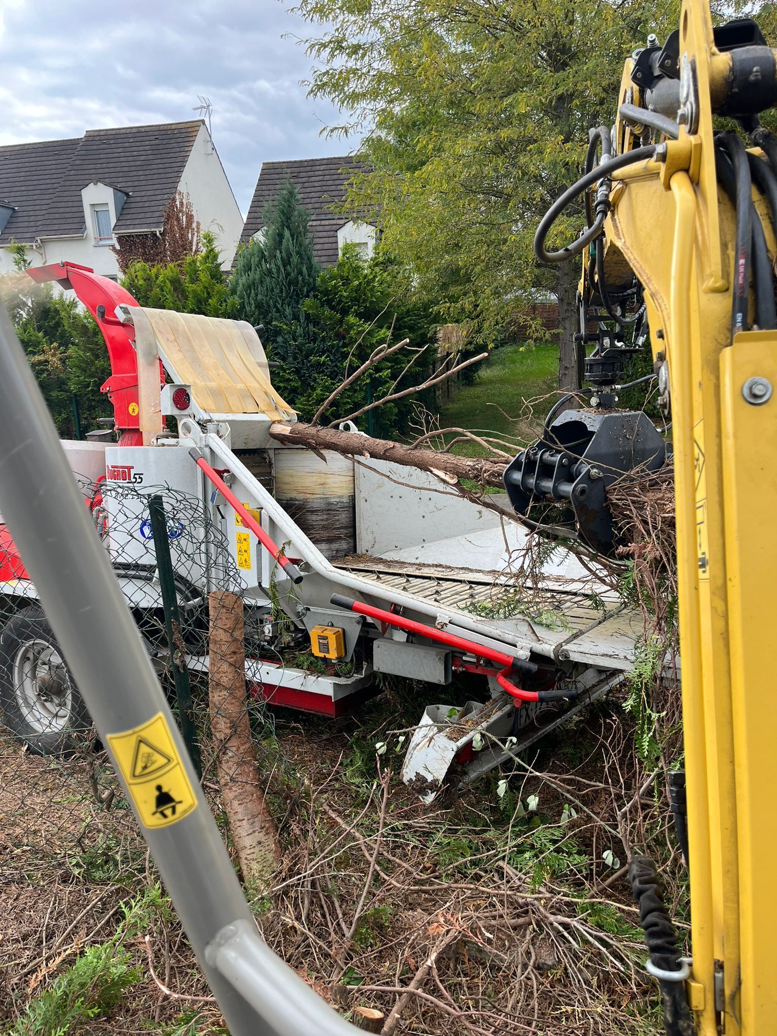Arbre sur le point de se faire broyer