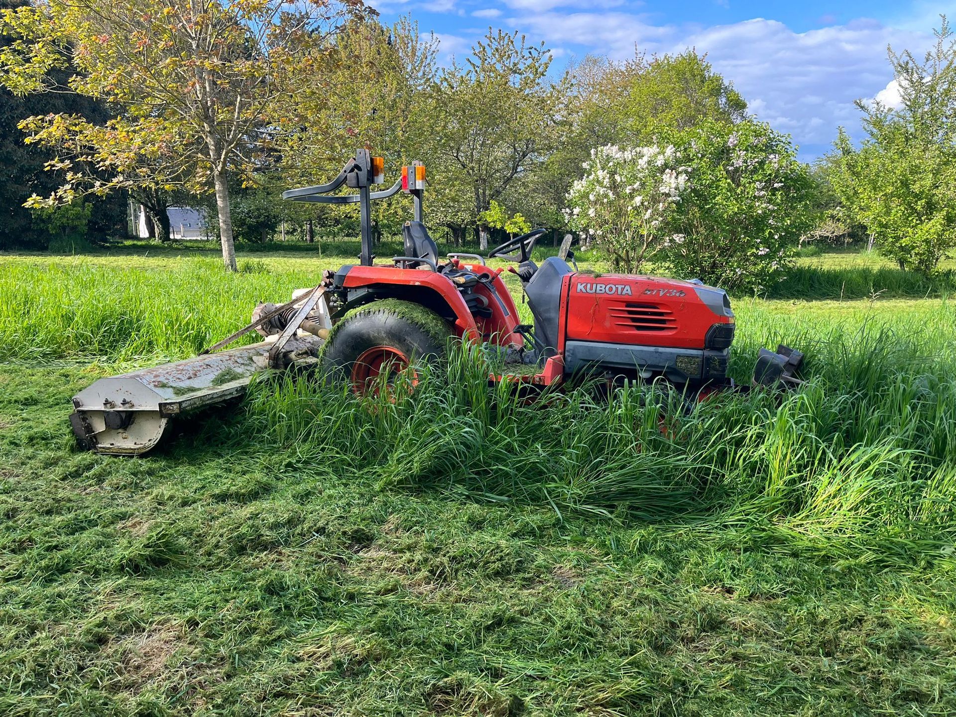 Tondeuse rouge avec un moteur imposant
