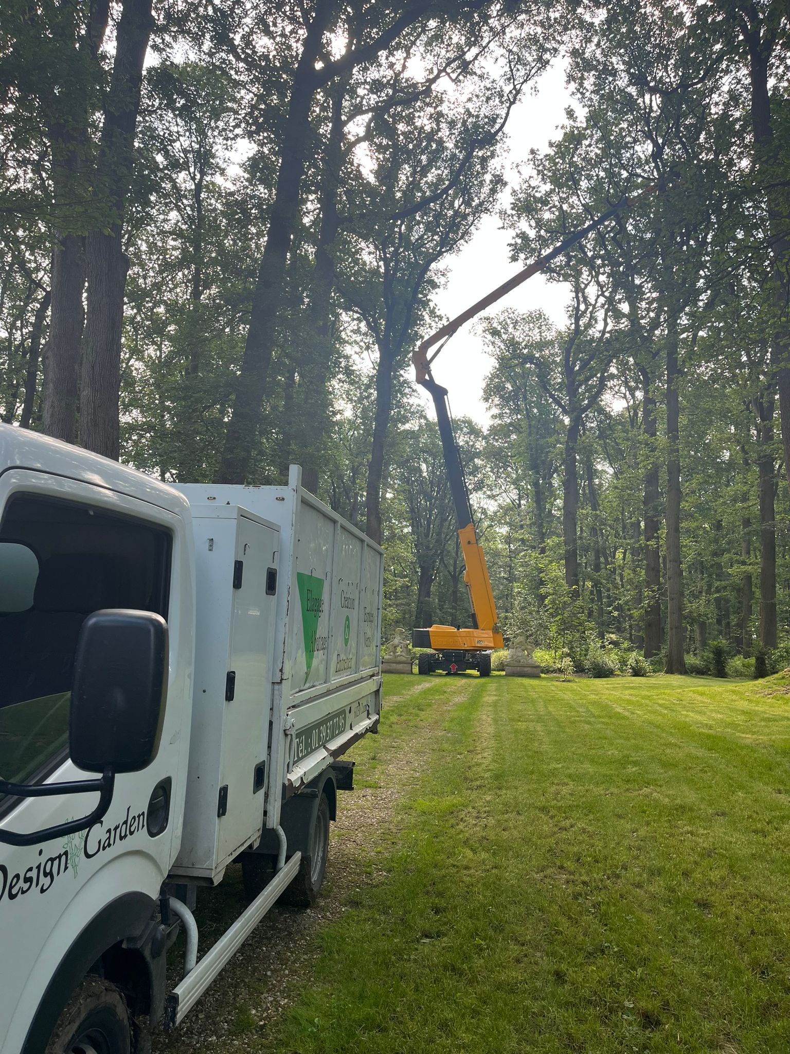 Nacelle jaune dans un parc à côté d'arbres