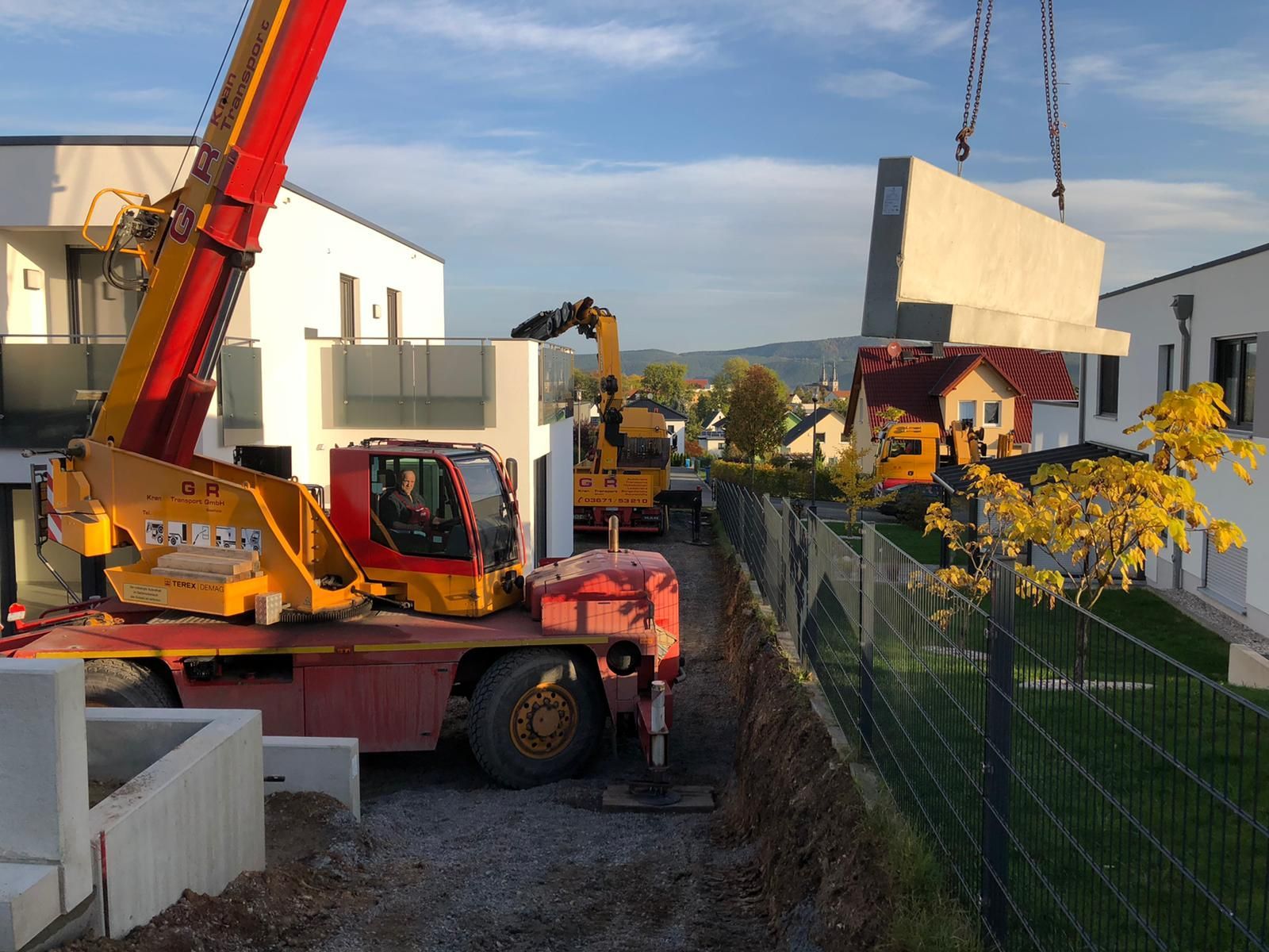 Kran vor dem Haus