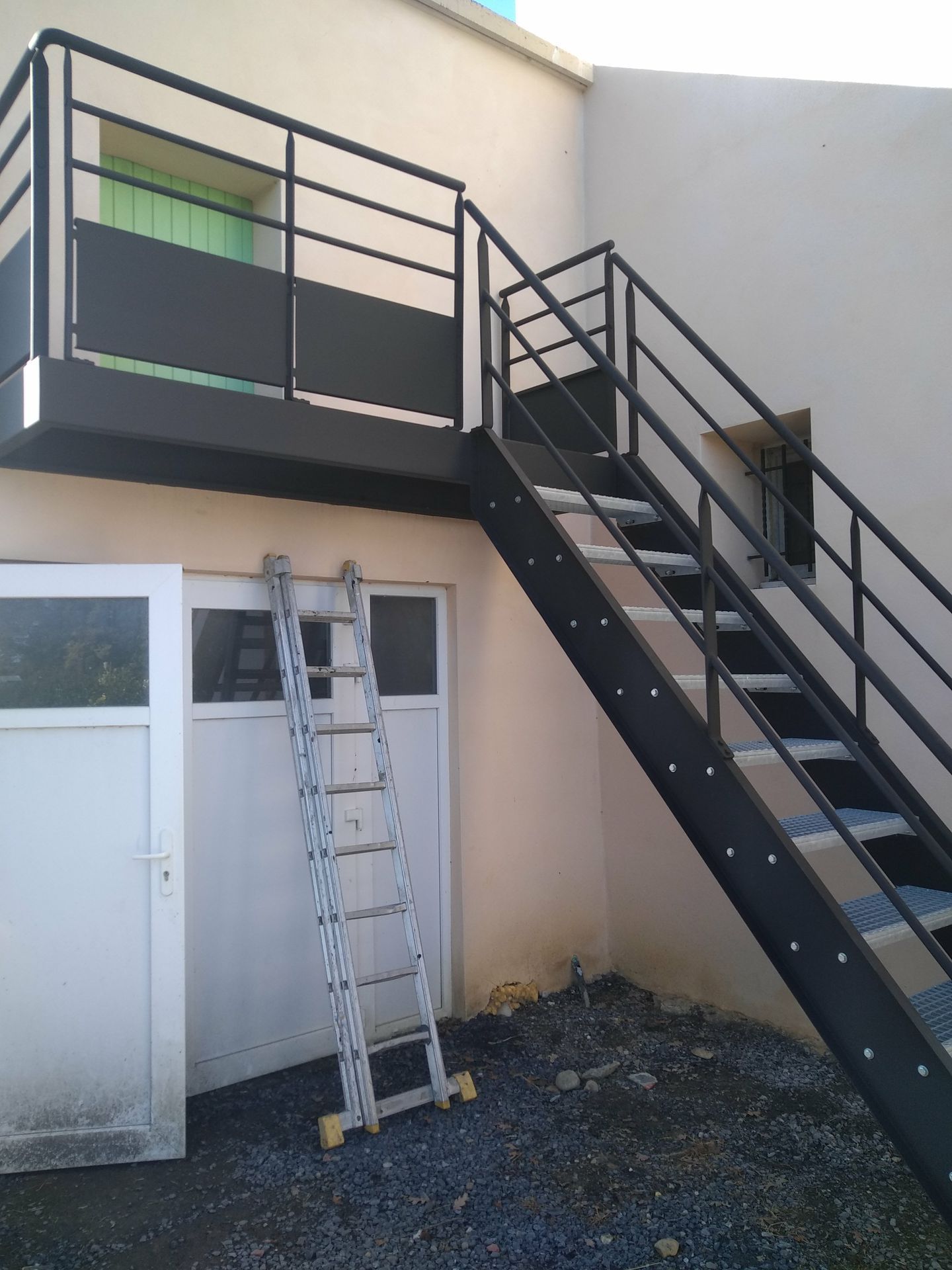 Peinture d'une cage d'escalier extérieur
