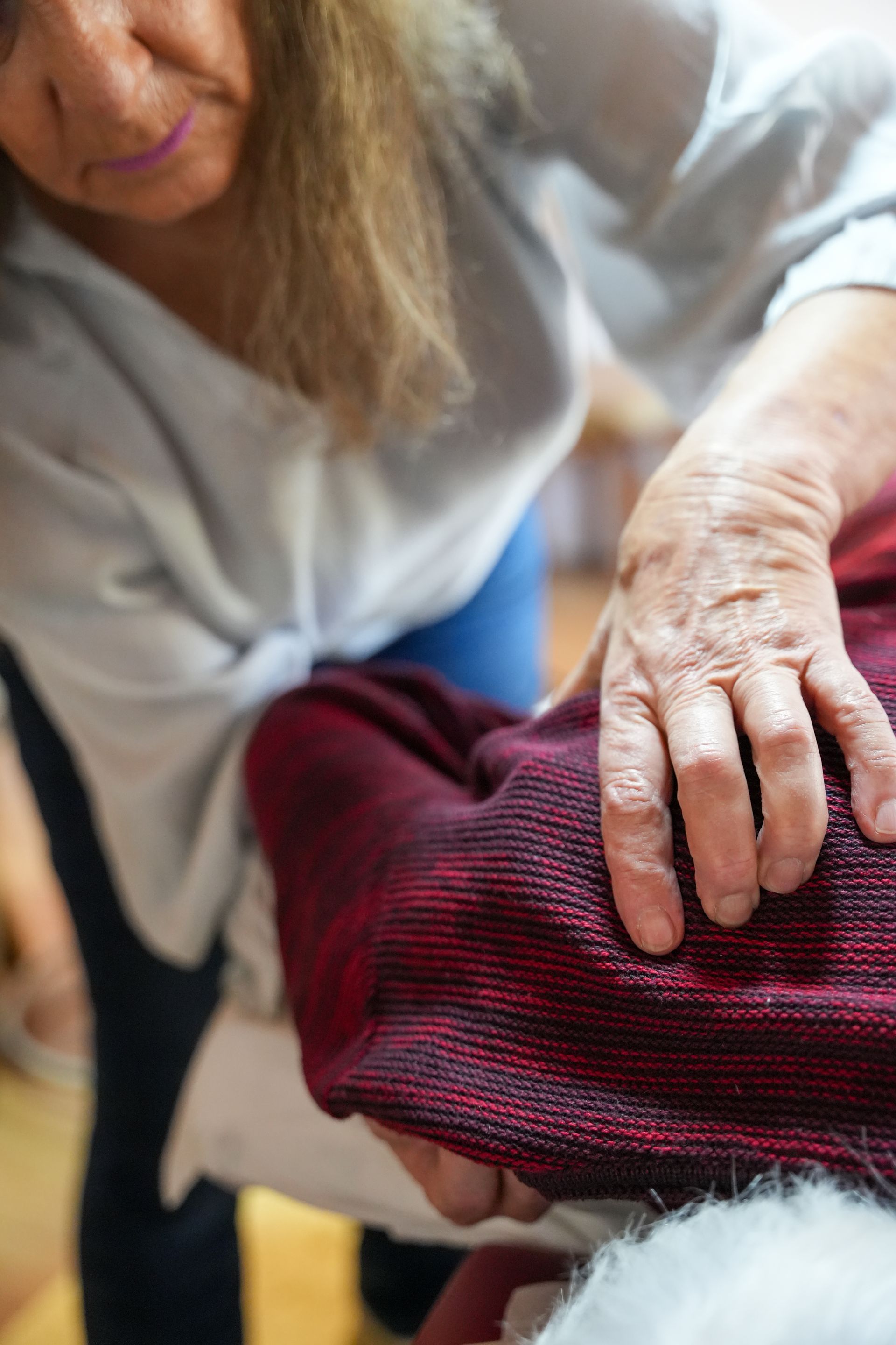 Eine Frau geniesst eine Rückenmassage in einem Spa. Sie liegt mit dem Gesicht nach unten, die Hände auf dem Rücken.