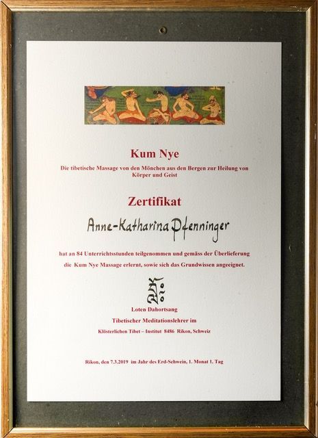 Gerahmte Urkunde mit Text in deutscher Sprache. Titel: „Kum Nye“, signiert: „Anne-Kathrines Pfeninger“.