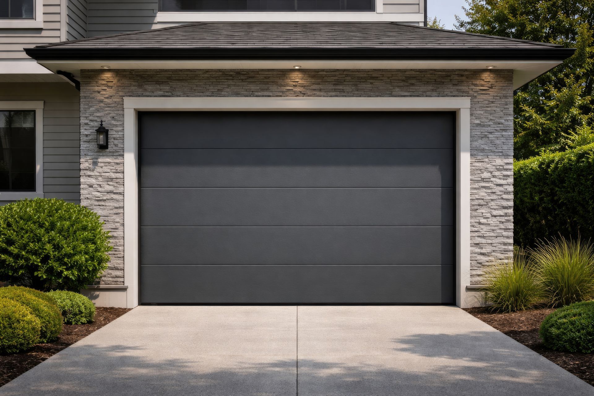 Porte de garage moderne grise pour deux voitures